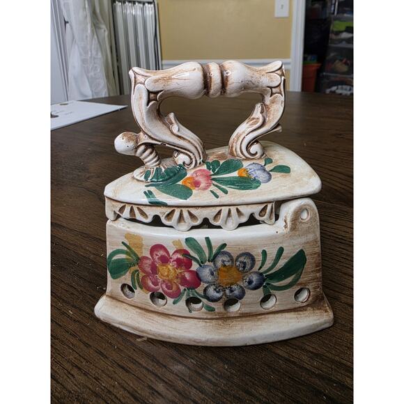 Vintage Delft Italian Ceramic Hinged Trinket Box in Hot Iron Shape Bassano Stamp - Picture 8 of 16